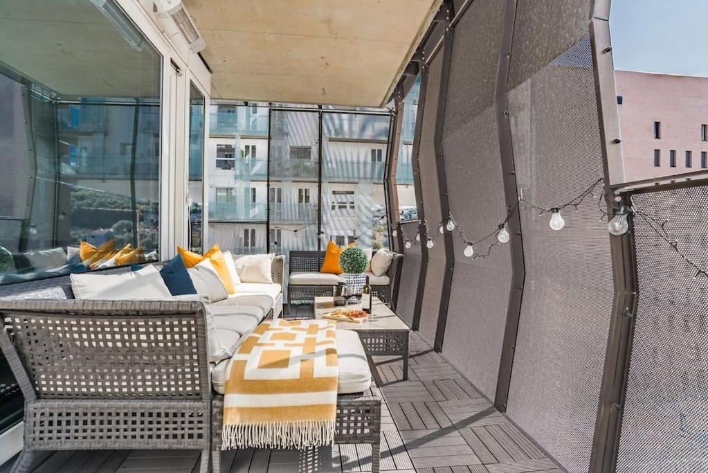 Spacious Modern 2br At Barcode Appartement